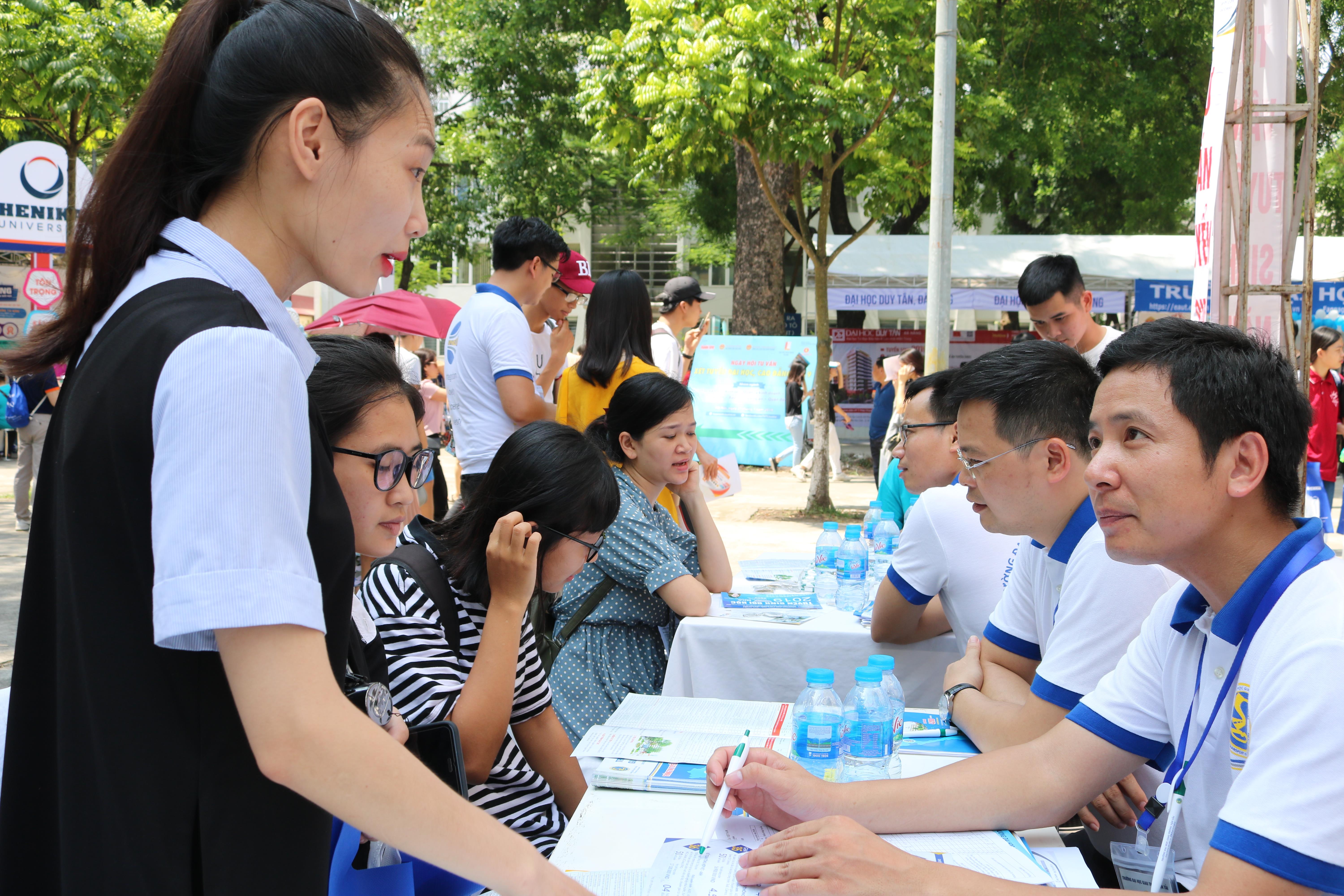Hàng nghìn thí sinh tham gia Ngày hội tư vấn xét tuyển đại học, cao đẳng 